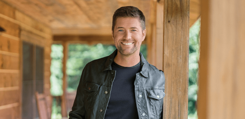 Josh Turner Exclusively Premieres Live Performance Video of “I Saw The Light” on Parade.com