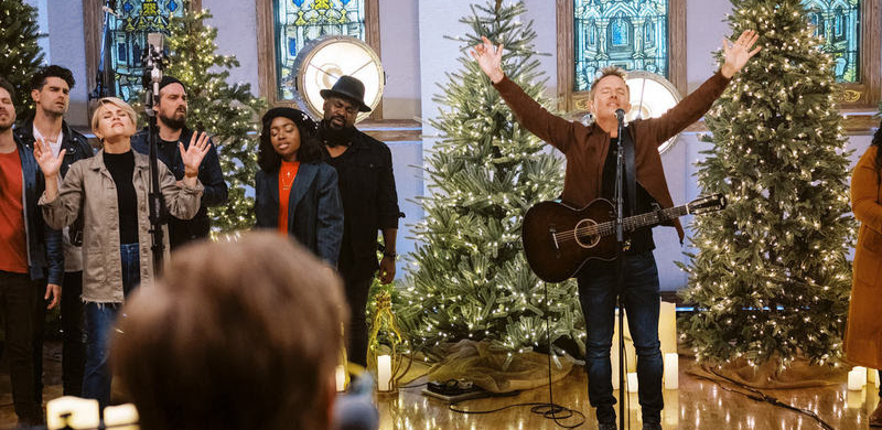 Chris Tomlin Delivers Holiday Cheer on Thanksgiving with the Premiere of “Emmanuel: Christmas Songs of Worship”